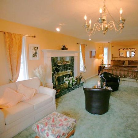 Hemingway'S By The Sea Bed & Breakfast วิกตอเรีย ห้อง รูปภาพ