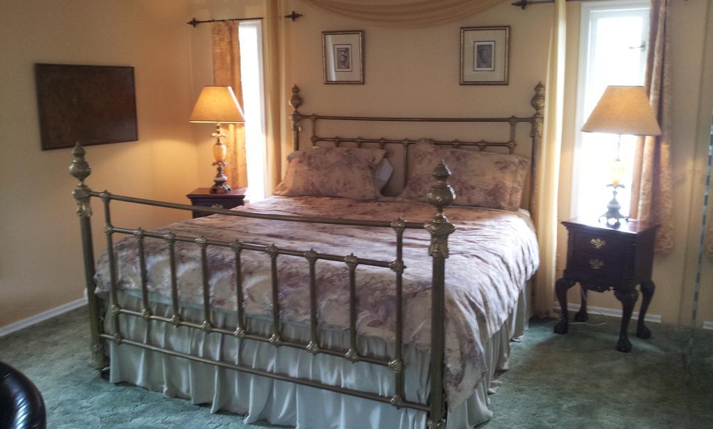 Hemingway'S By The Sea Bed & Breakfast วิกตอเรีย ภายนอก รูปภาพ