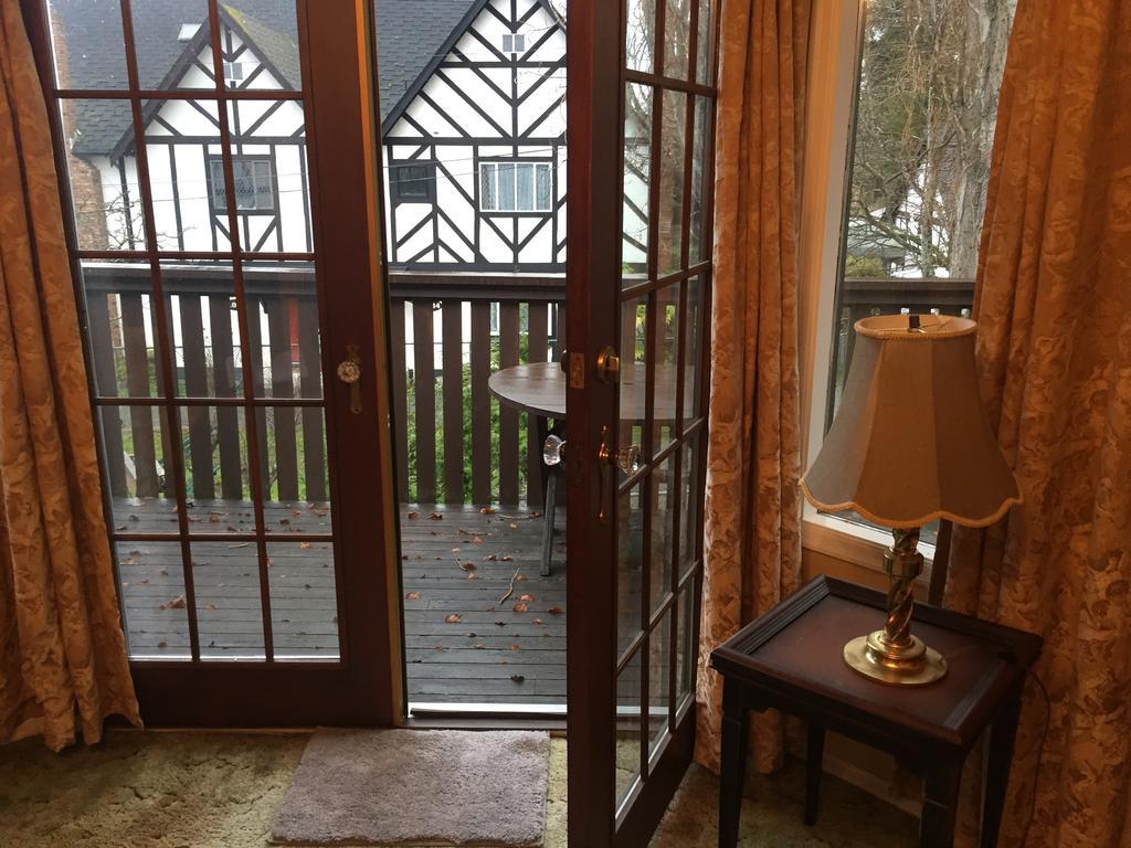 Hemingway'S By The Sea Bed & Breakfast วิกตอเรีย ภายนอก รูปภาพ