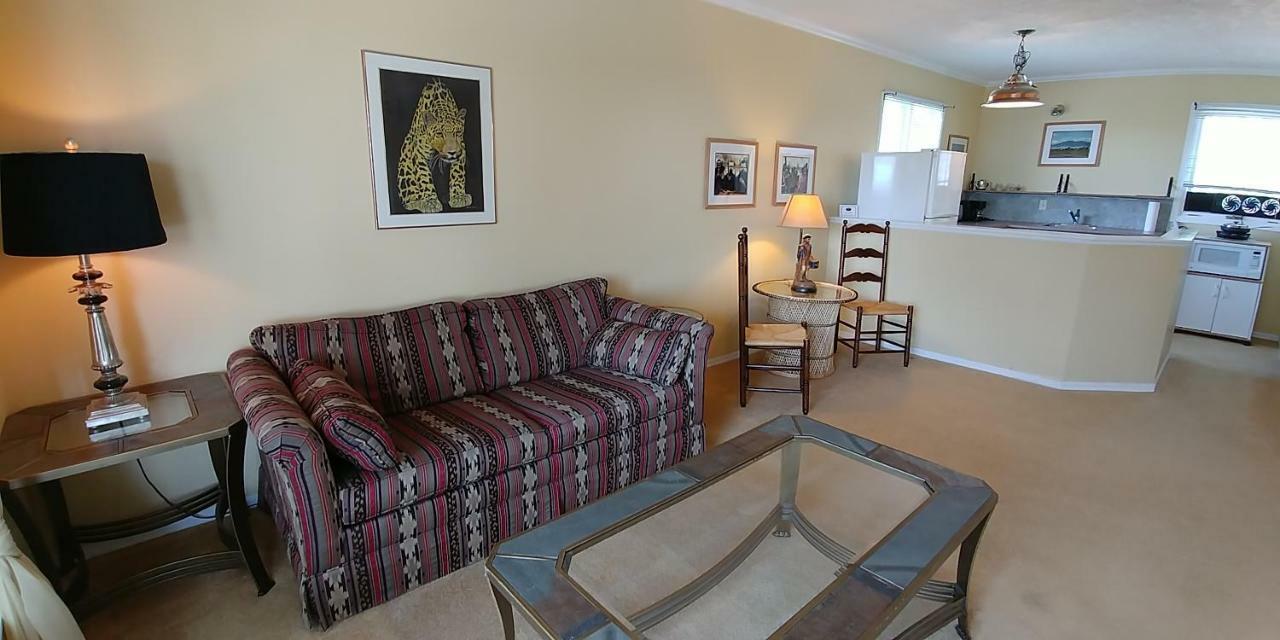 Hemingway'S By The Sea Bed & Breakfast วิกตอเรีย ภายนอก รูปภาพ