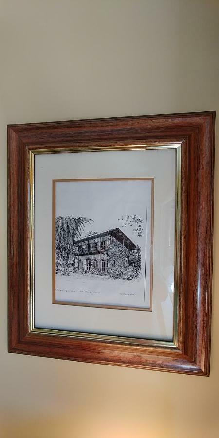 Hemingway'S By The Sea Bed & Breakfast วิกตอเรีย ภายนอก รูปภาพ