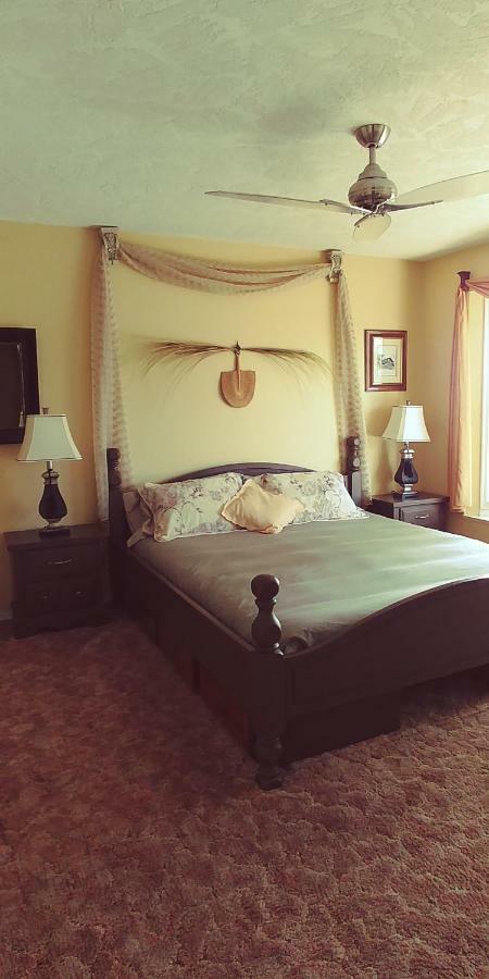 Hemingway'S By The Sea Bed & Breakfast วิกตอเรีย ภายนอก รูปภาพ
