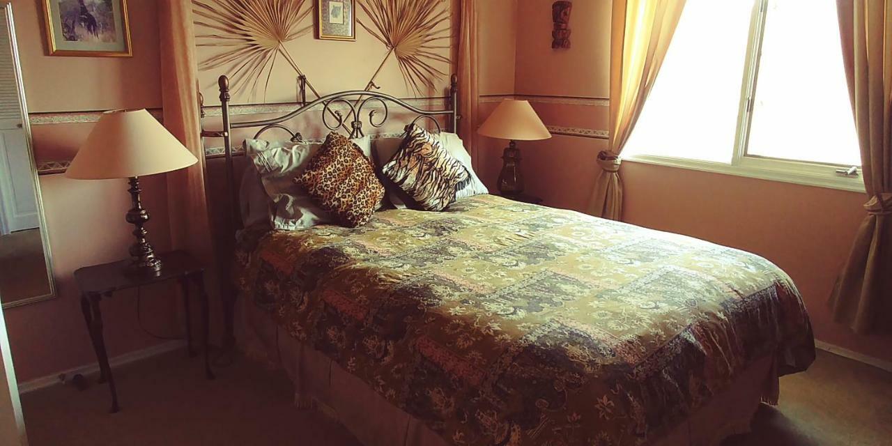 Hemingway'S By The Sea Bed & Breakfast วิกตอเรีย ภายนอก รูปภาพ